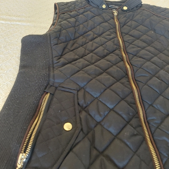 Active USA Black Quilted Vest with Gold Accents - Picture 5 of 8